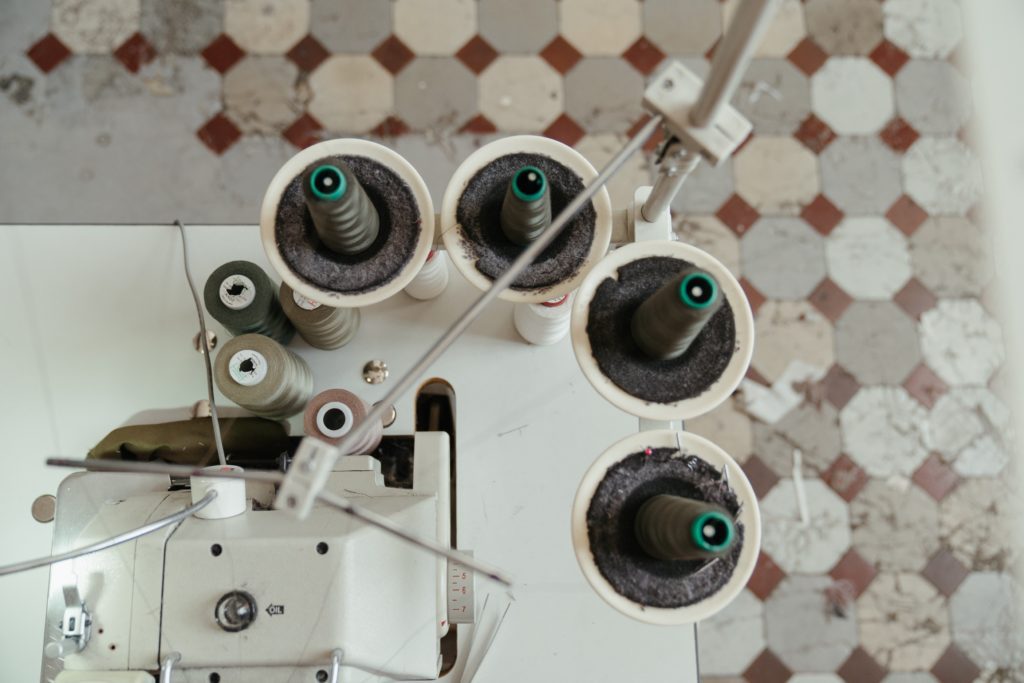 how to thread a sewing machine needle